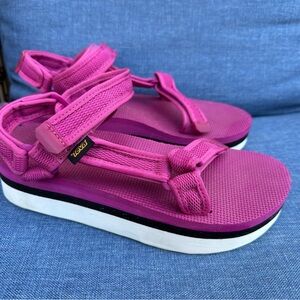 Teva Women’s Flatform Universal Platform Lightweight Sandal Size 9